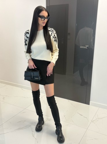 SWETER ECRU Z HAFTOWANYMI RAMIONAMI