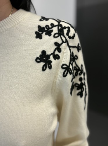 SWETER ECRU Z HAFTOWANYMI RAMIONAMI 2